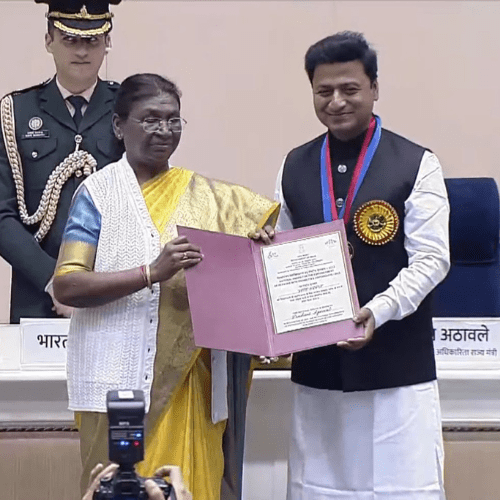 राष्ट्रपति द्रौपदी मुर्मू ने संस्थान के अध्यक्ष प्रशांत अग्रवाल को दिव्यांग सशक्तिकरण 'सर्वश्रेष्ठ व्यक्ति' का राष्ट्रीय अवार्ड प्रदान किया