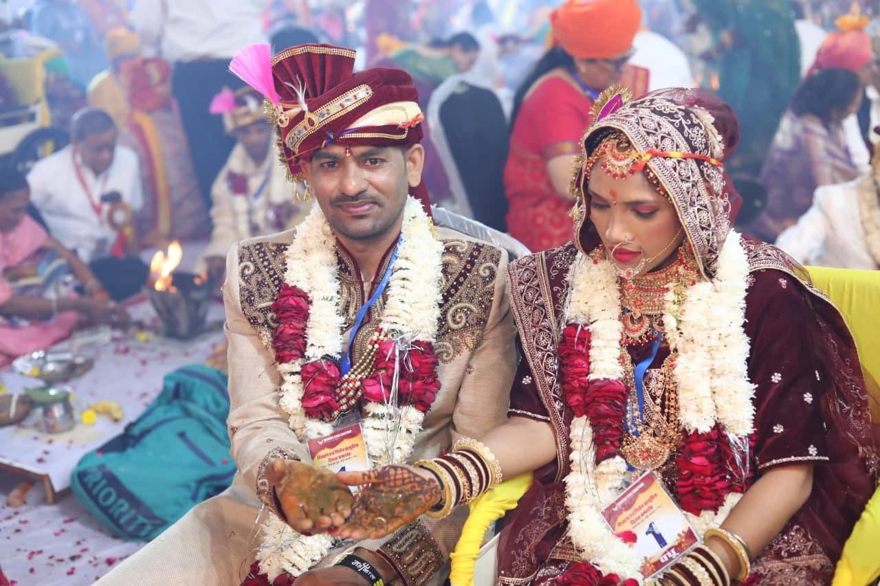 सामूहिक विवाह समारोह में फेरों के दौरान वर-वधू