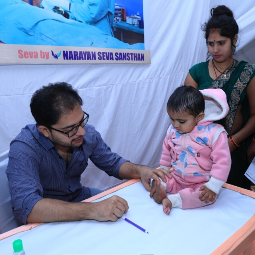 Narayan Limb Distribution Camp Agra 01